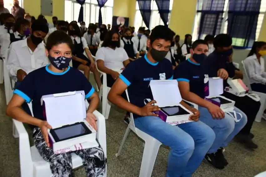 Concluyó la entrega del programa Cinco mil tablets para Formosa