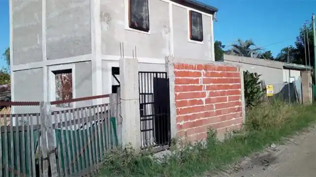 No tenía dinero y lo golpearon con un revólver de juguete relleno con cemento