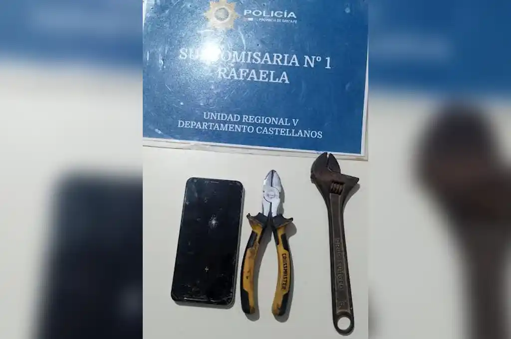 Un infiltrado en el patio: la policía atrapó a un joven con un celular y herramientas robadas
