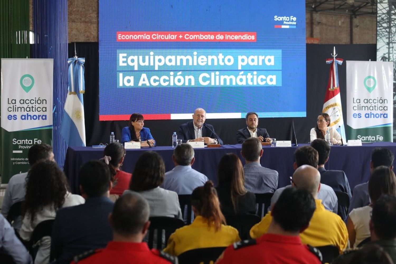 Del acto, realizado en el espacio La Redonda de la ciudad de Santa Fe, participaron las ministras de Ambiente y Cambio Climático de la provincia, Erika Gonnet; y de Gobierno, Justicia y Derechos Humanos, Celia Arena.