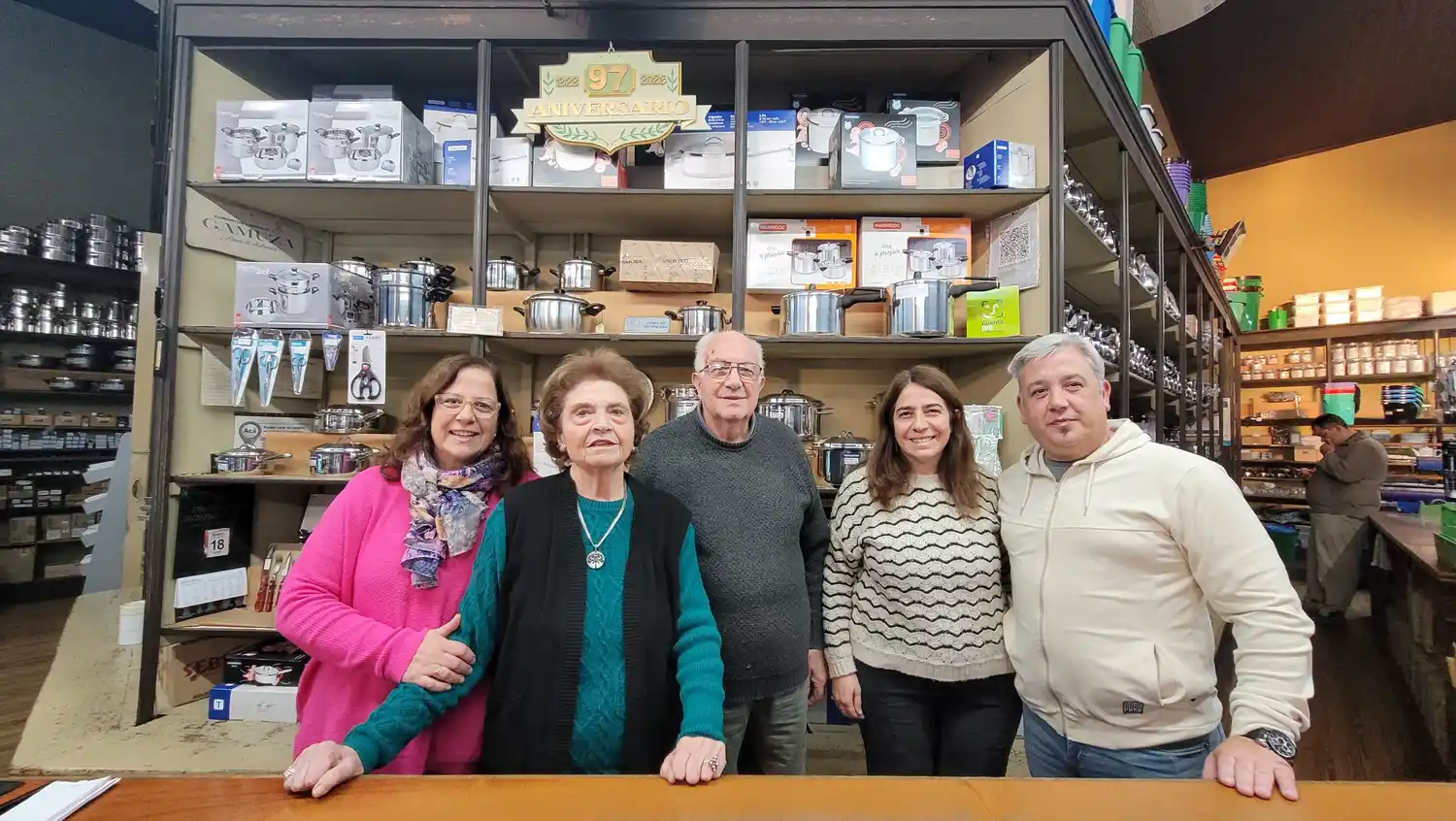 Norma Prado y Juan Carlos Spinelli acompañados por parte de su familia