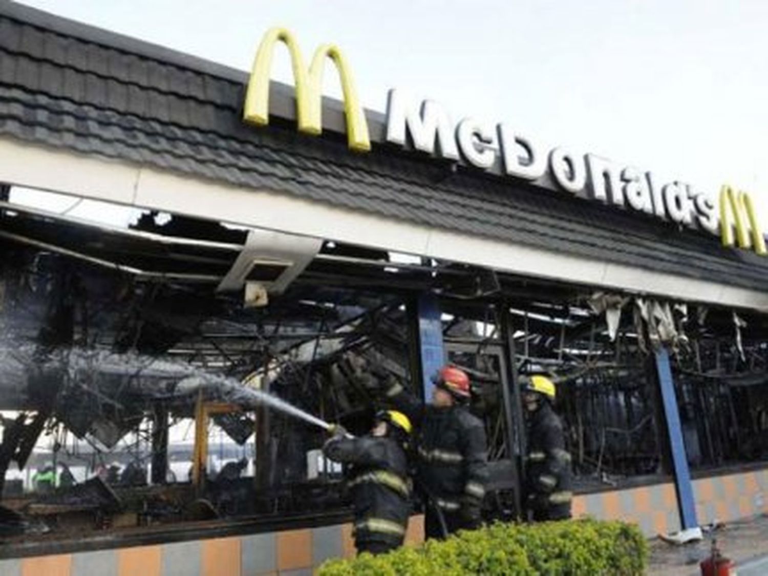 Un impactante incendio destrozó un local de Mc Donald´s en Rosario