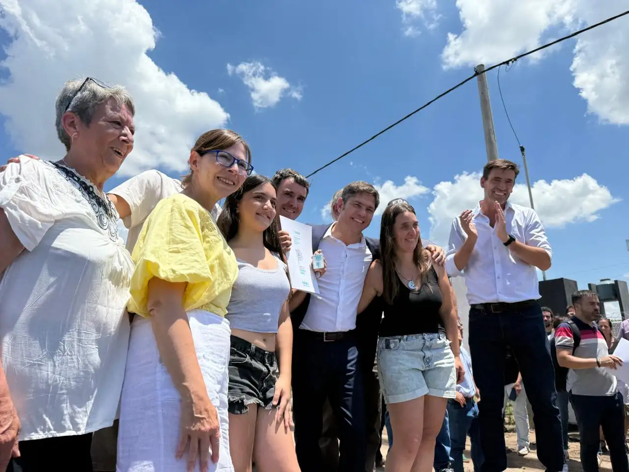 La ministra Silvina Batakis, junto a Cacha Cena y el Gobernador, en la entrega de 66 viviendas en Tandil.