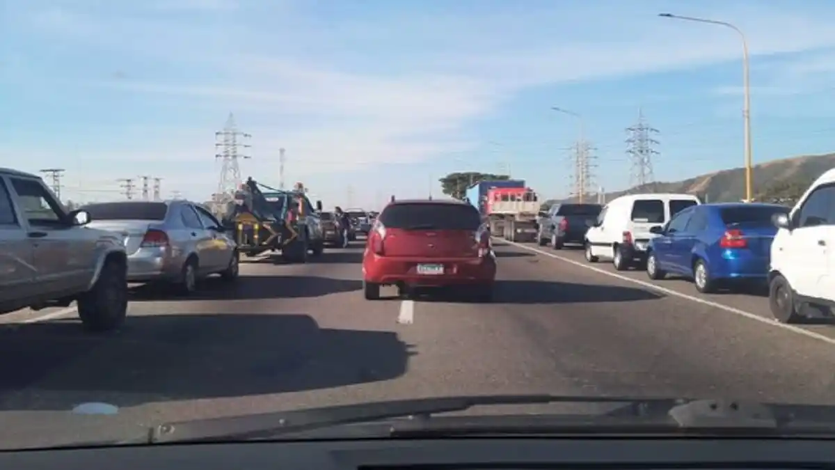 ¿Y EL TANQUERO IRANÍ? Vuelve el dolor de cabeza de las colas por gasolina