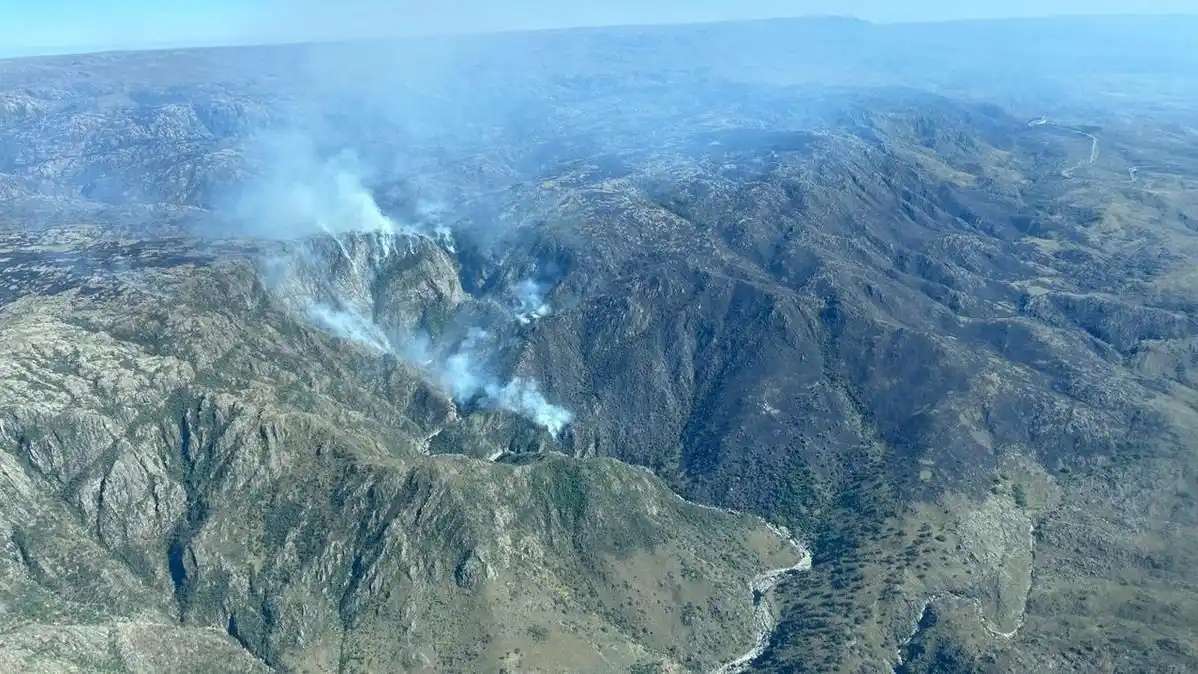 Sigue activo el incendio en la Quebrada del Condorito