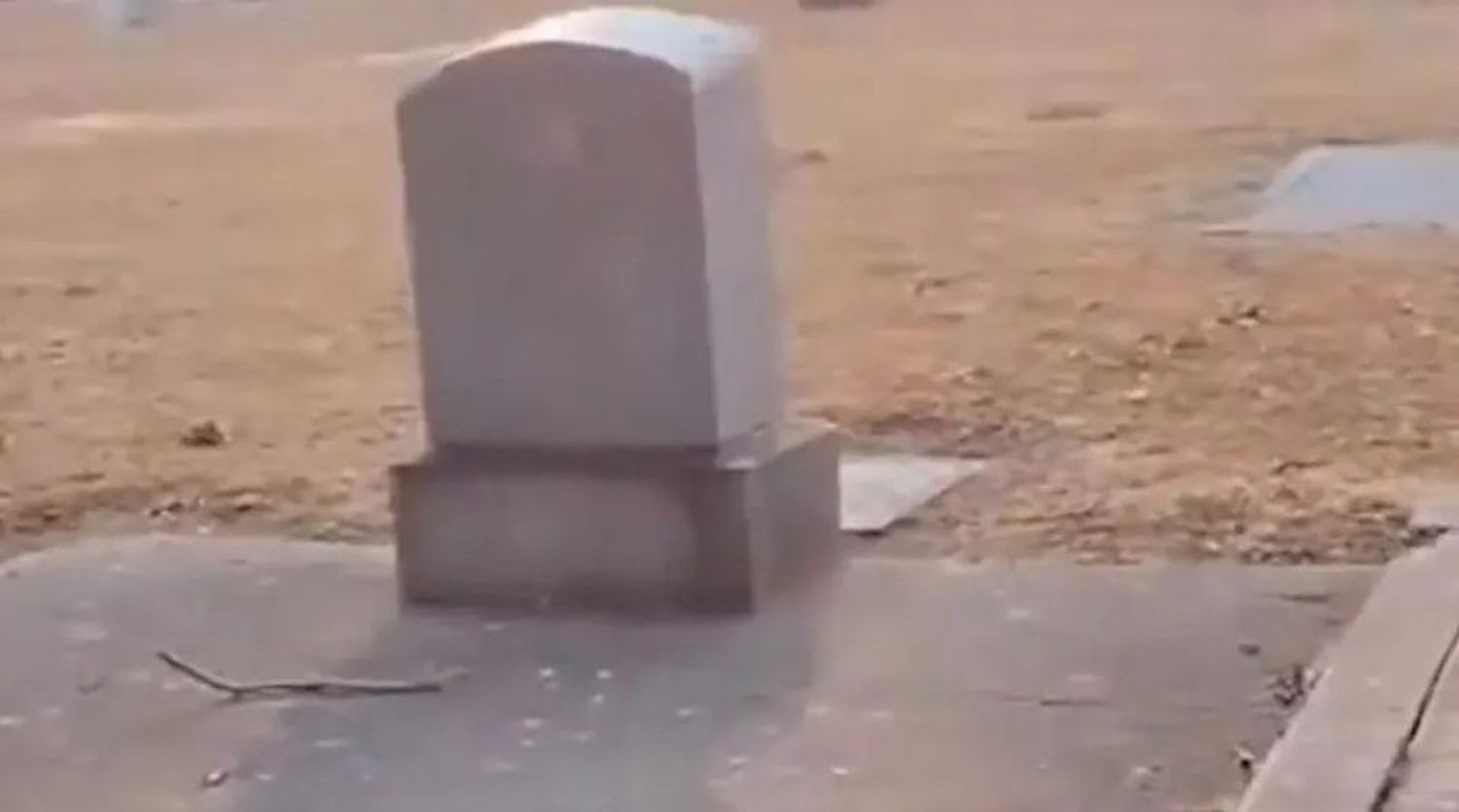 Caminaba por el cementerio y encontró algo macabro saliendo de una tumba
