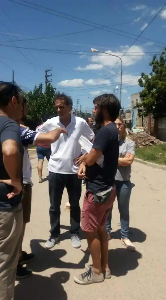 San Martín: Fuerte repudio de vecinos por foto de Katopodis con familiares de delincuente abatido por la Policía