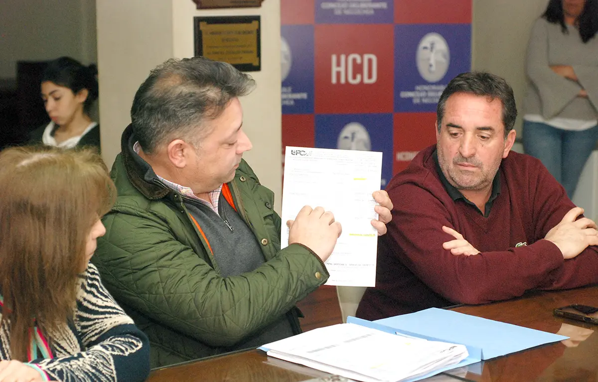 Factura de la Usina. Muestra a los concejales Ernesto Povilaitis, flanqueado por Graciela Mamelucco y Guillermo Sánchez