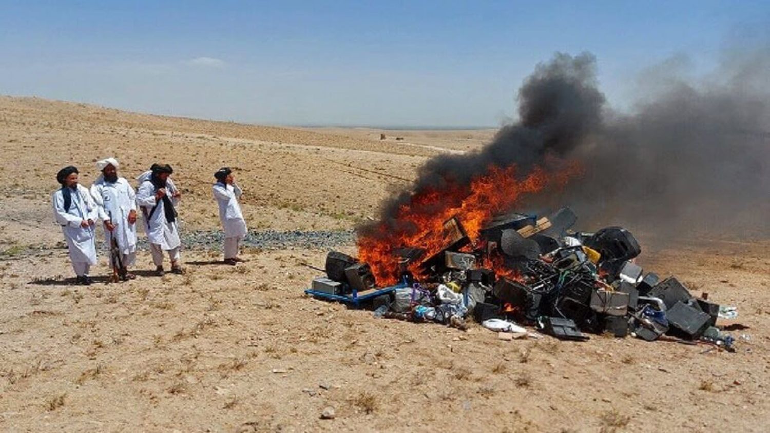 POR CONSIDERARLOS INMORALES: Talibanes queman instrumentos musicales