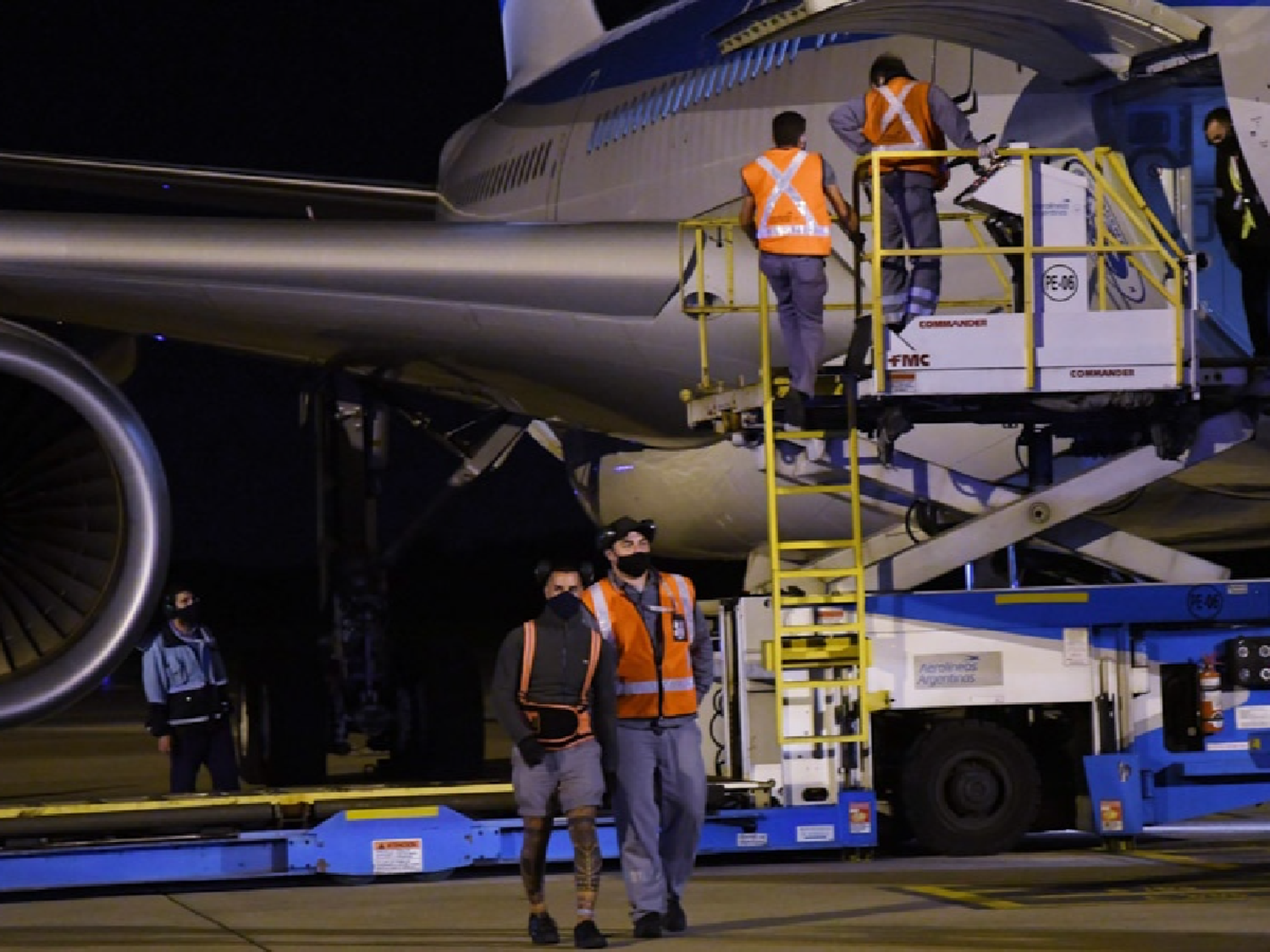 Llega por Aerolíneas Argentinas el primer lote del principio activo para la fabricación de vacunas