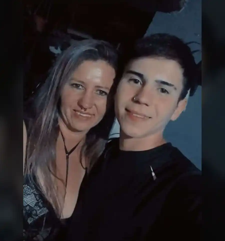Elías Benítez junto a su mamá.