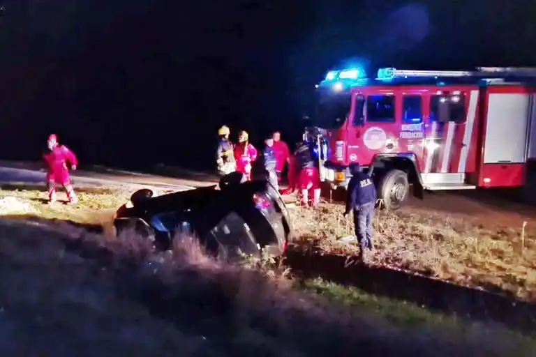 Un automóvil cayó a una zanja de la Autovía 14 y su conductor fue hospitalizado