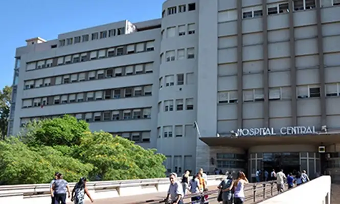 Sorprendió a su mujer en el baño con el novio de su hijastra y la empaló