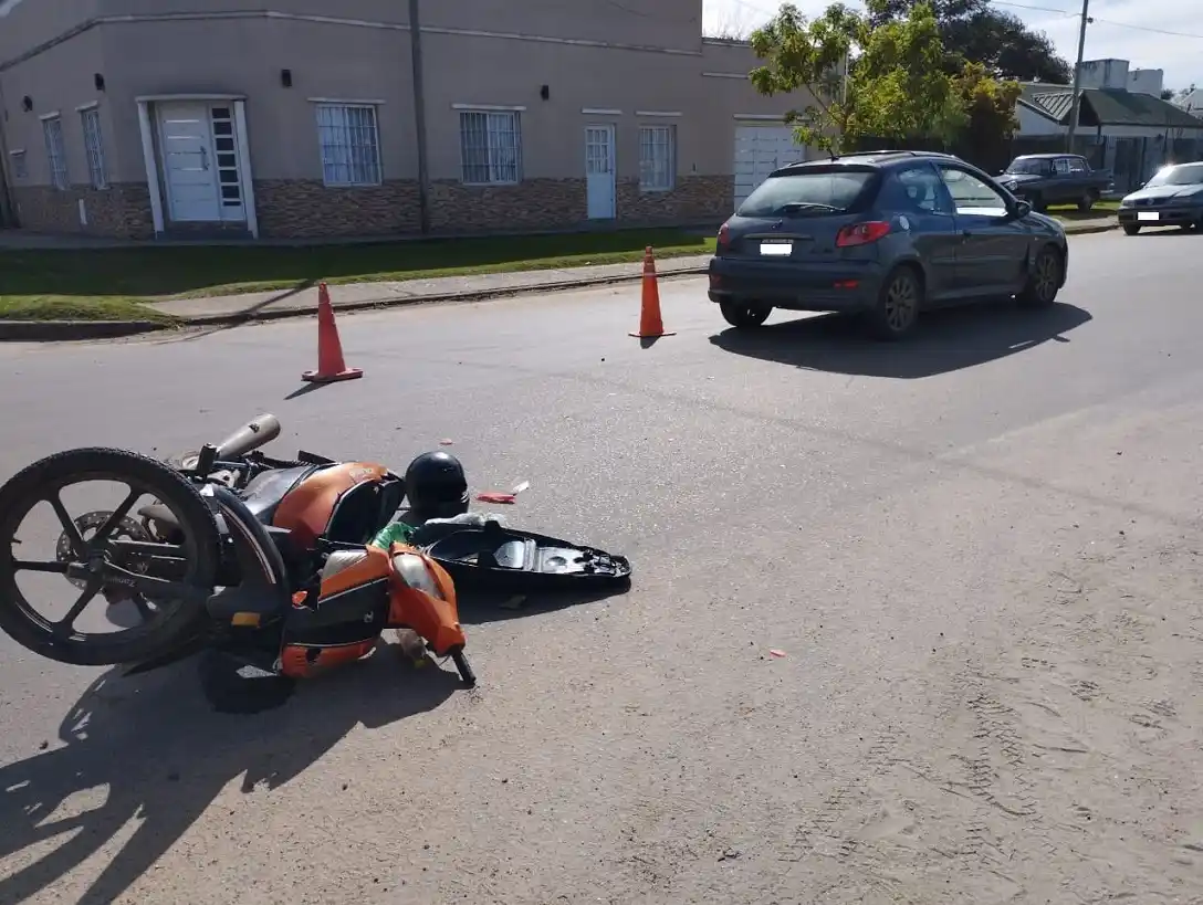 Motociclista hospitalizado tras colisionar con automóvil 