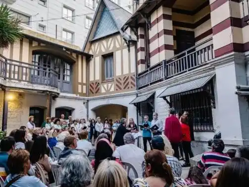 El Castagnino abre sus puertas diariamente de 17:00 a 22:00.