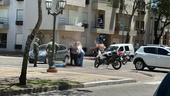 Una joven quedó tendida en el adoquinado tras un violento choque en una transitada esquina