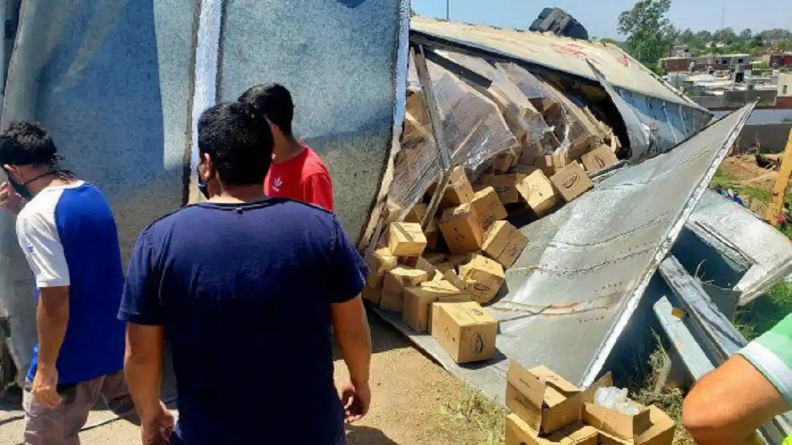 Volcó un camión con alimentos y lo saquearon en cuestión de minutos
