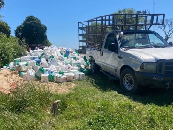 Interceptaron una camioneta con mil bidones de agroquímicos sin habilitación