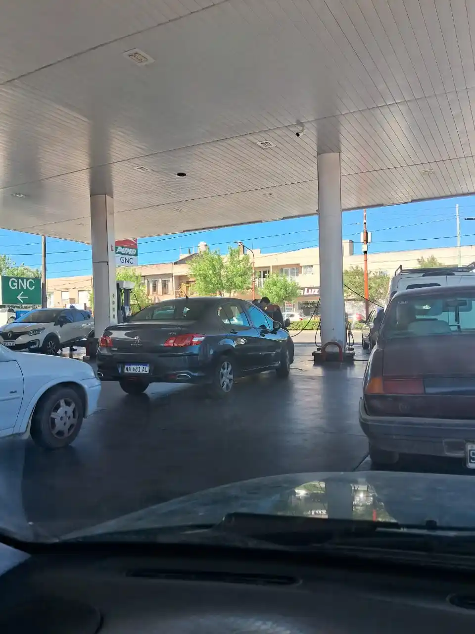 Extensas filas y carencia de nafta en Tres Arroyos