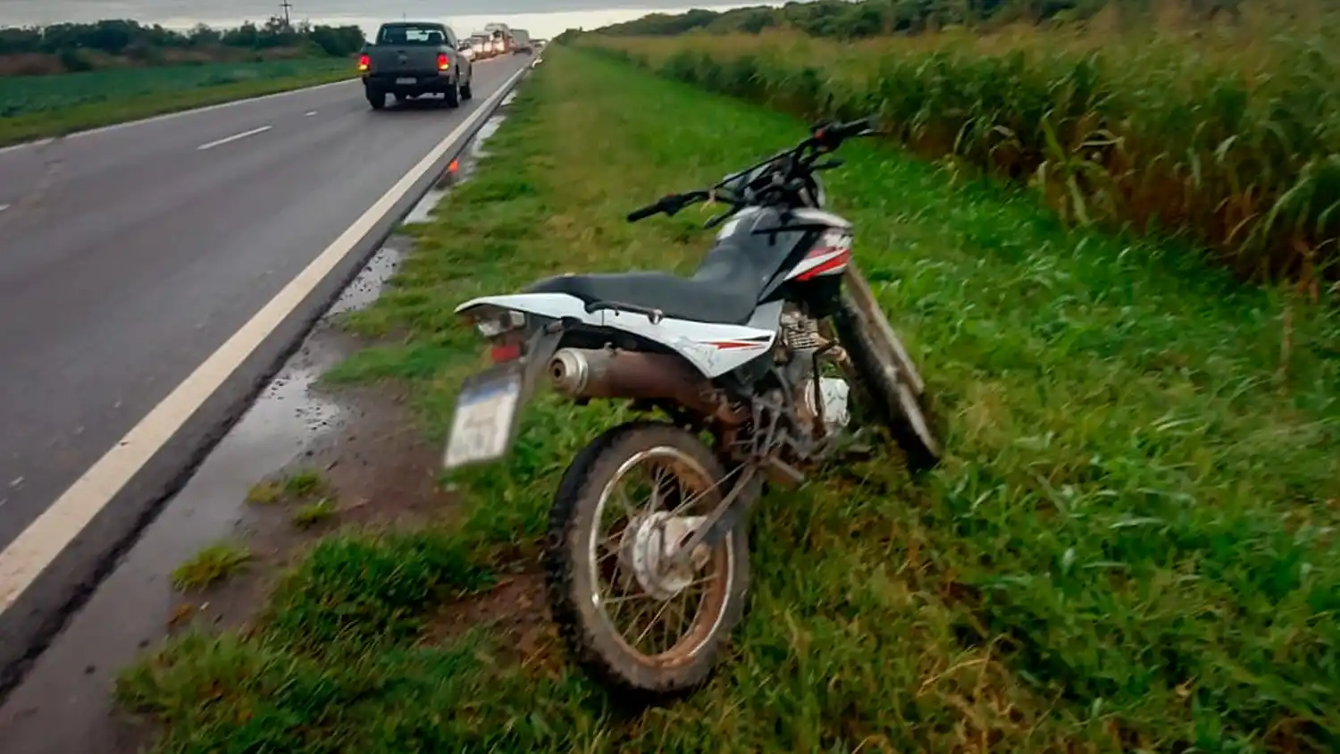 Se quiso acomodar la mochila y se cayó de su moto en plena Ruta 23
