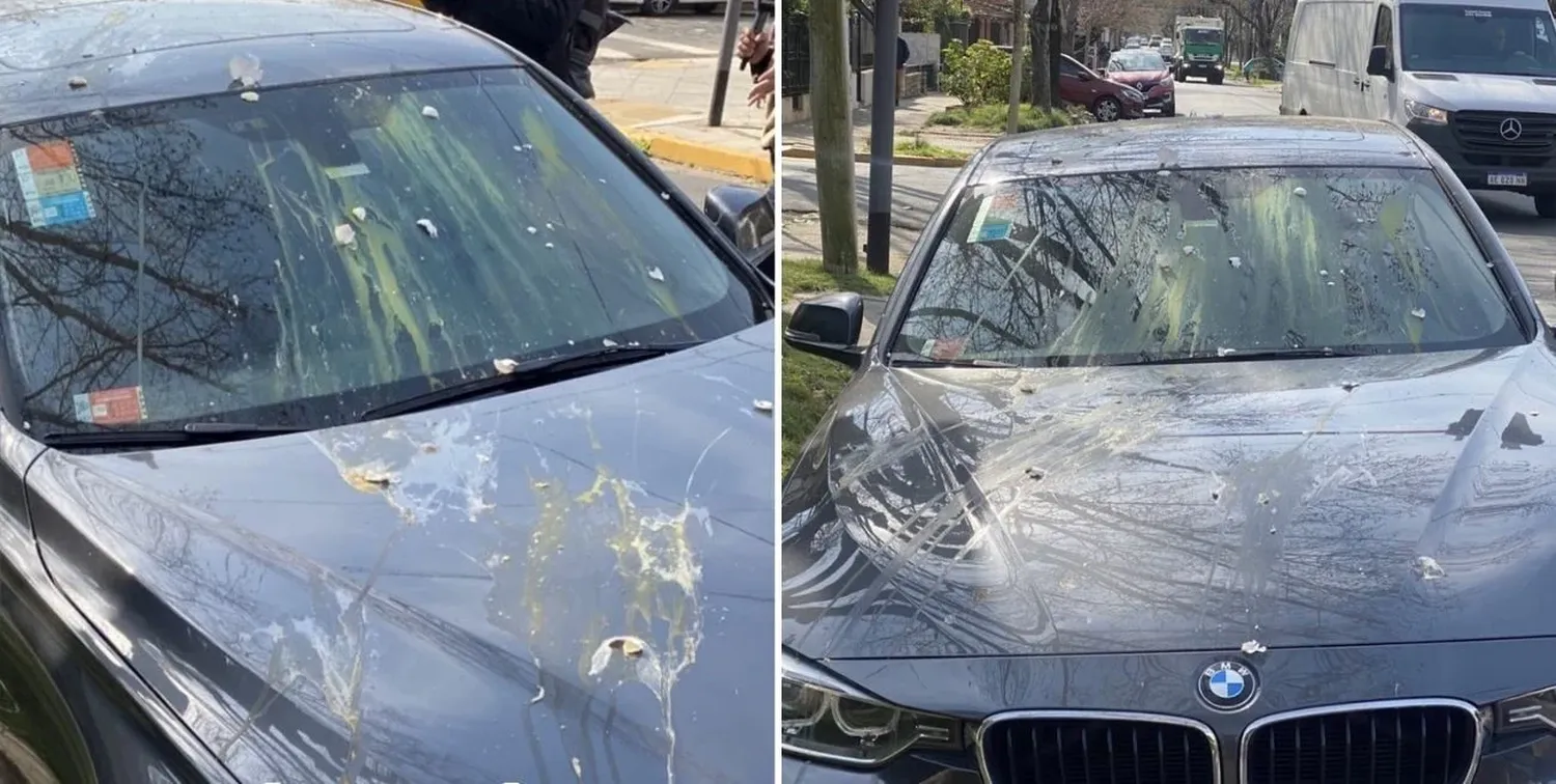 Un grupo de personas atacó a huevazos el auto que se encontraba estacionado cerca de la propiedad.