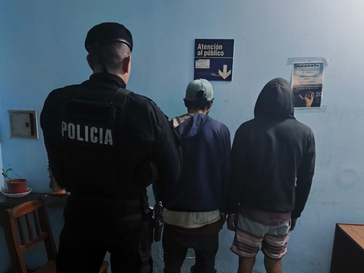 Los dos jóvenes detenidos por la policía.
