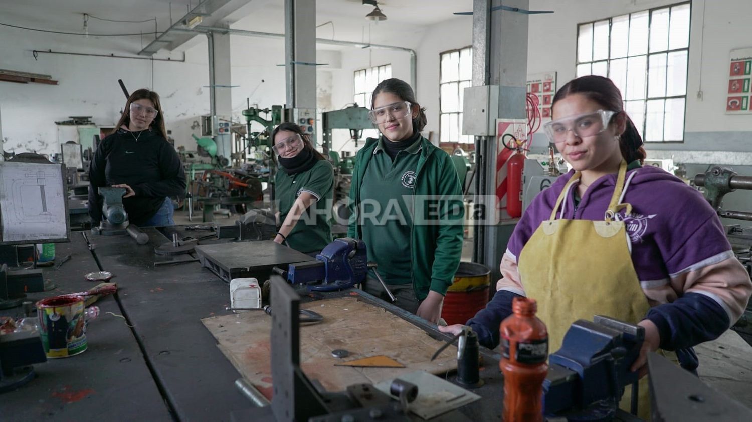 Marcela, Uma, Brisa y Maia, en el Taller de Tornería de la Escuela Técnica N°2