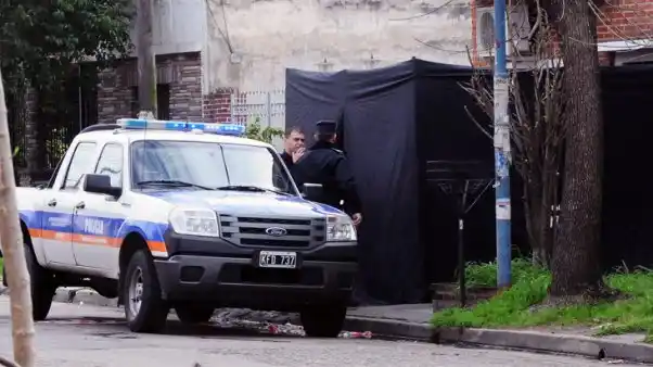 Con vestimenta y herramientas de la policía, roban en una casa de Gonnet