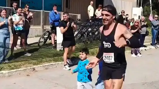 Federico Santibáñez, a su llegada en los 21 kilómetros del Aniversario de Necochea