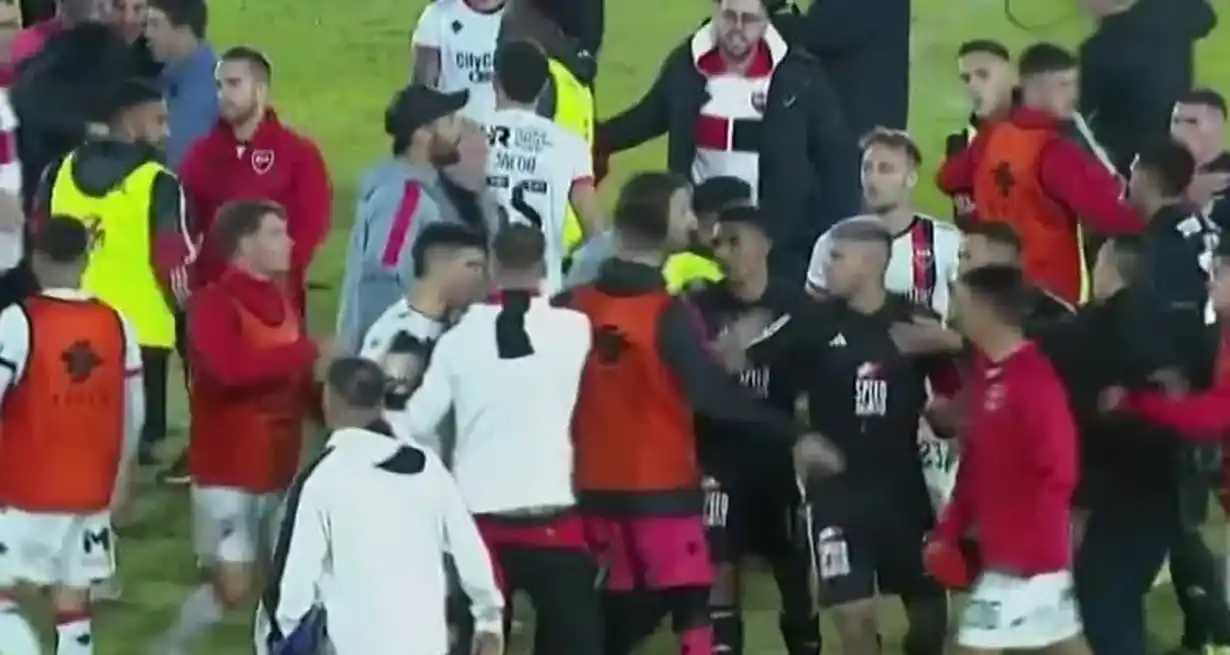 Más boxeo que fútbol. Terminó el partido y comenzaron las agresiones, en un encuentro en el que se jugó poco y se luchó mucho.