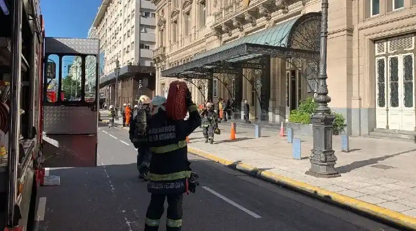 Debieron evacuar de emergencia al personal del Teatro Colón