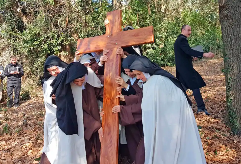 Ante el Obispo, se colocó la cruz fundacional del Monasterio Carmelita en el Calvario