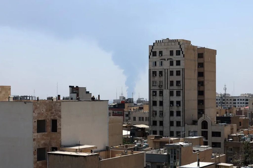 Un columna de humo sobre edificios de Teherán tras un ataque israelí. EFE/EPA/Abedin Taherkenareh