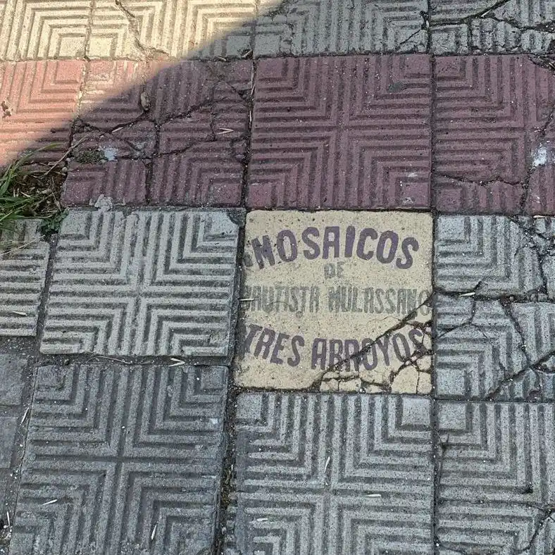 Una de las baldosas realizadas en la fábrica que perteneció a Bautista Mulassano