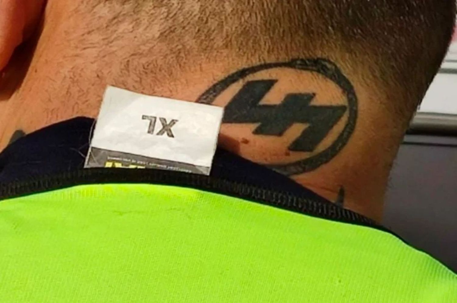 Uruguay: escándalo por el tatuaje nazi en el cuello de un policia