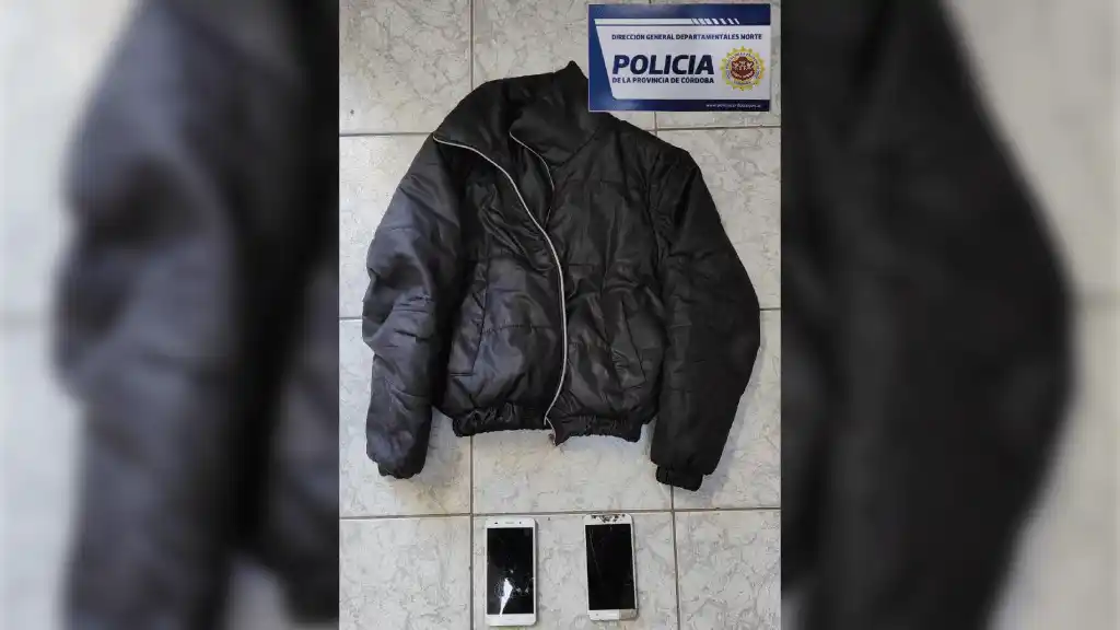 La campera y los celulares recuperados.