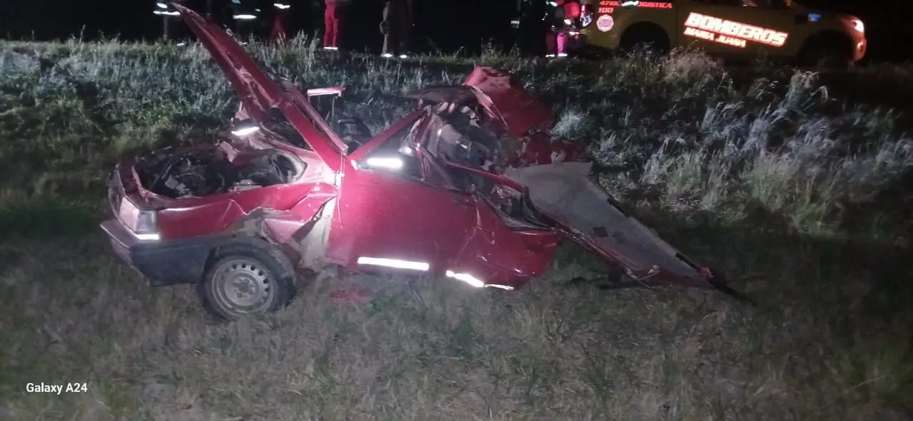 Rescataron a una mujer atrapada en un auto tras sufrir un choque de atrás por un camión