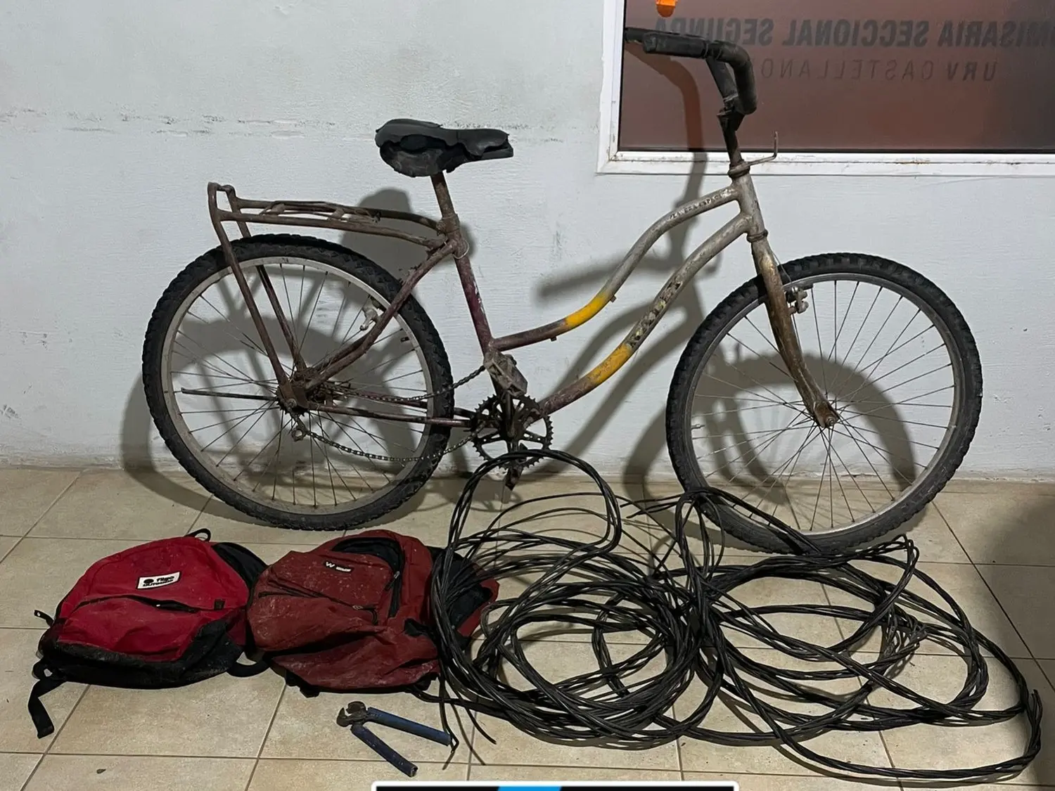 Los sorprendieron con varios metros de cable en las mochilas y quedaron detenidos