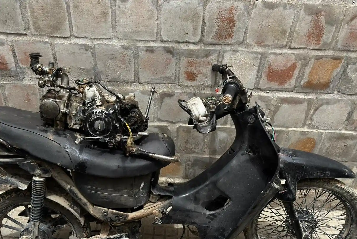 Así estaba la moto, abandonada entrre pastizales.