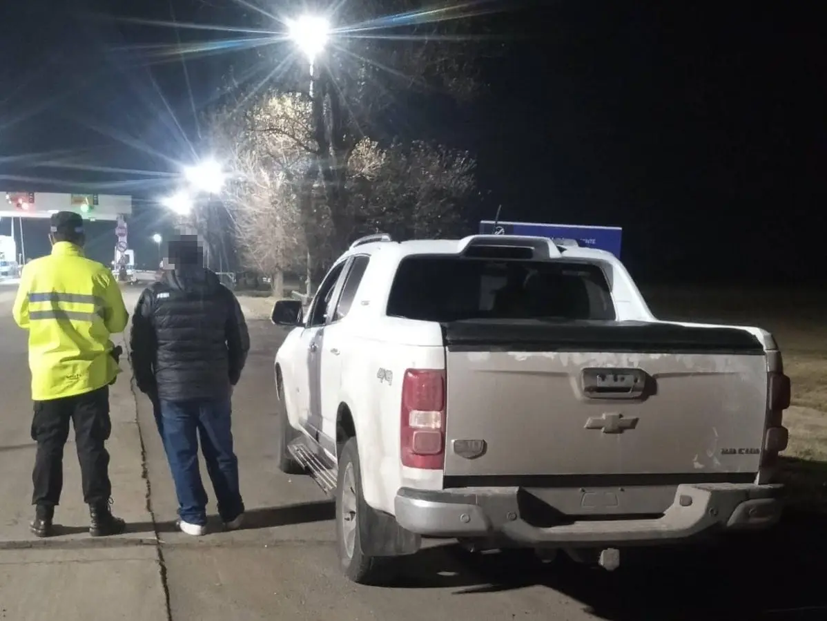 Intentó pasar un control policial con una cédula ajena y un pedido de arresto vigente
