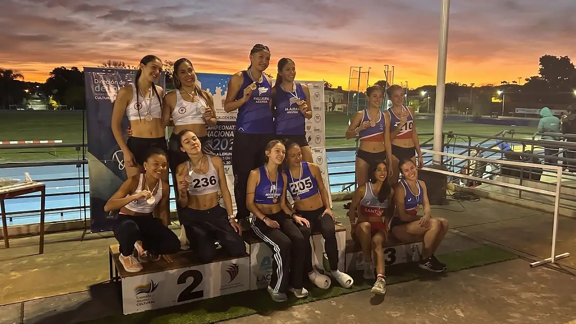 El podio de la posta 4x400 con la venadense Vilanova como protagonista.
