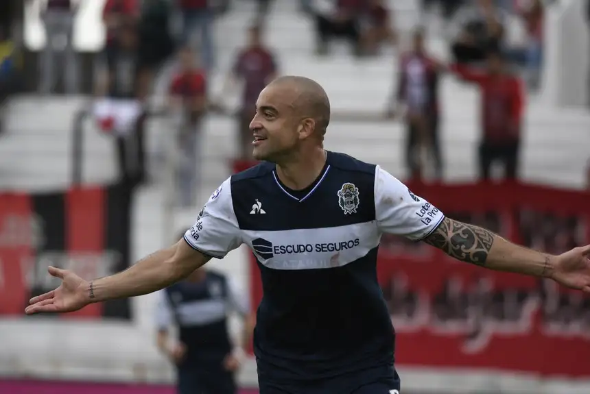 Gimnasia ganó en Paraná con un doblete de Silva