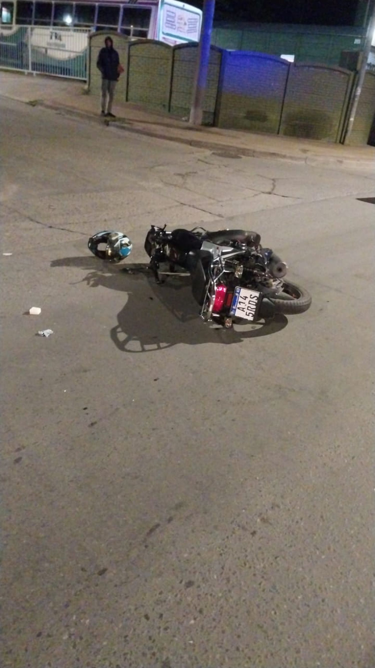 Choque entre un utilitario y una moto en la esquina de Lunghi y Pizzorno