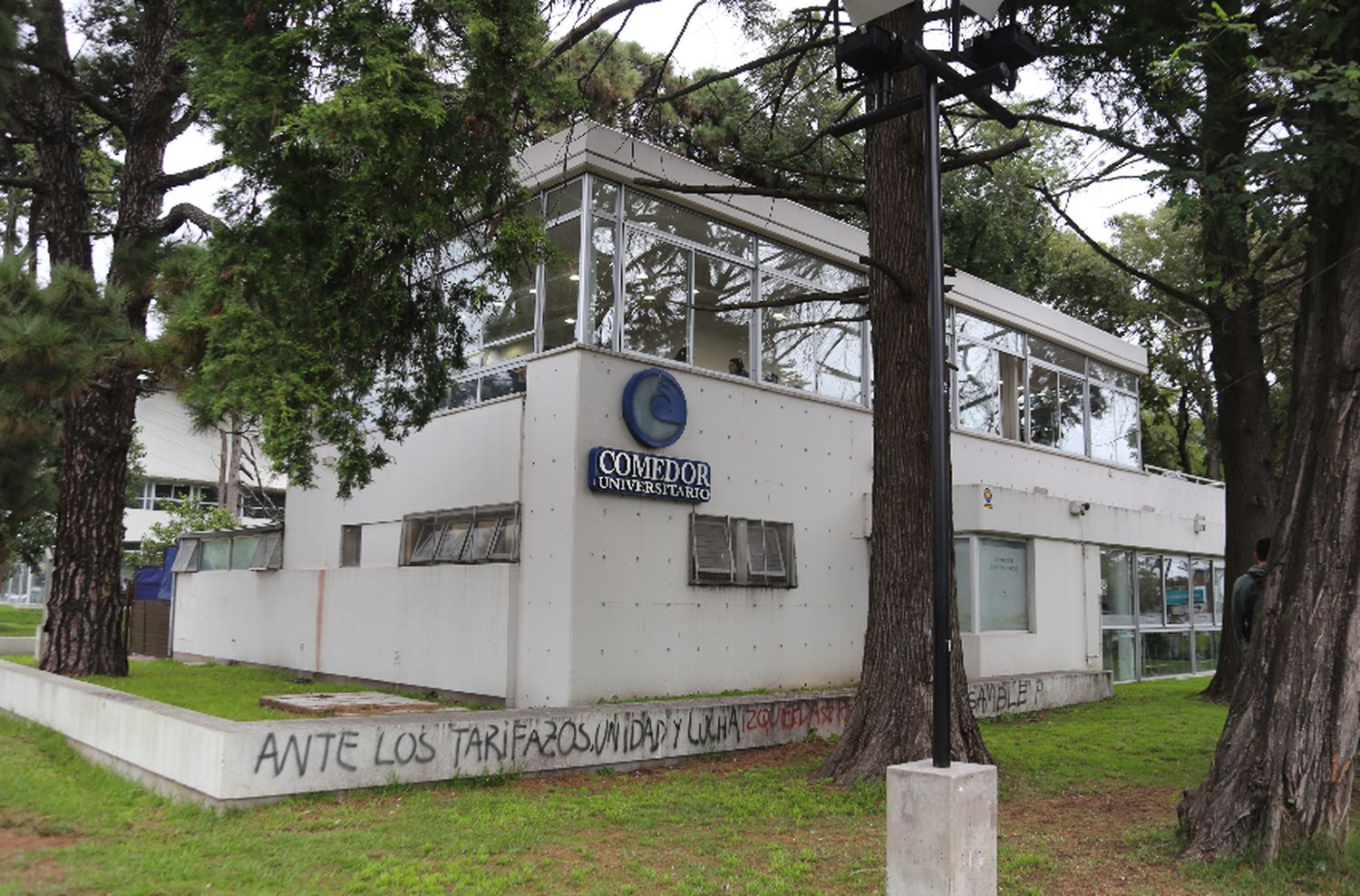 La universidad lanzó medidas para "acompañar a los estudiantes frente a la crisis"