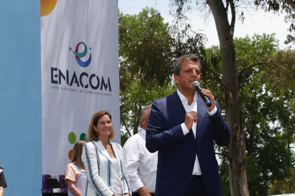 Massa, Galmarini y Ambrosini entregaron 3 mil tablets a estudiantes en Tigre