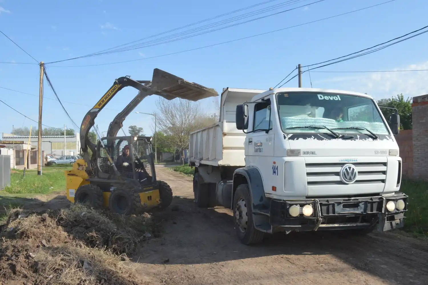 Continúan las obras de pavimento y mantenimiento de calles y desagües
