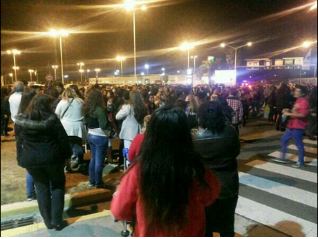 Miles de fans de One Direction coparon Ezeiza para dar la bienvenida al grupo británico