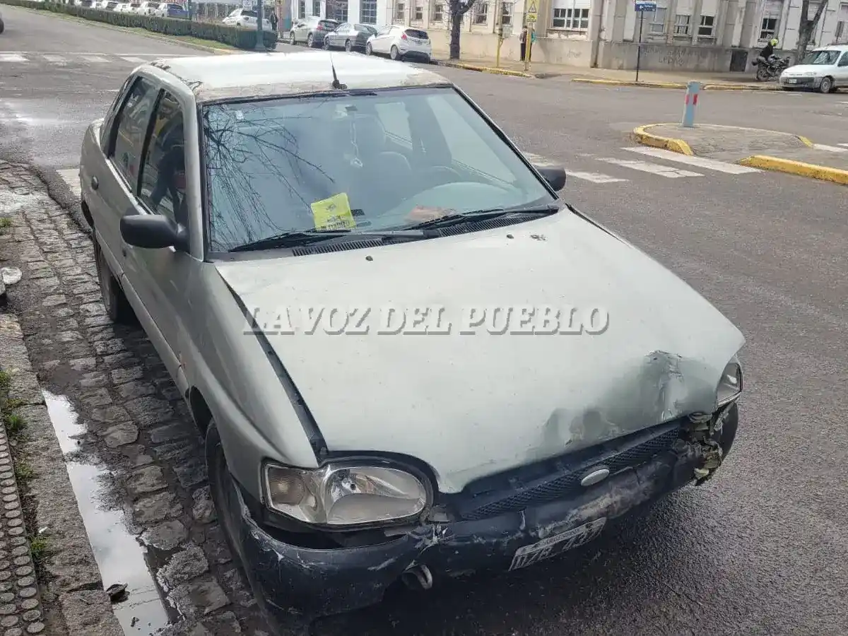 Cruzó en rojo y provocó un choque: secuestran al auto chocado por no tener documentación