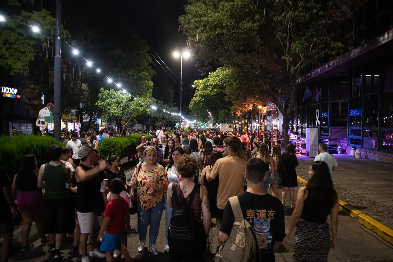 Viví Paseo 25 De Mayo: Comercio, cultura y solidaridad en Paraná