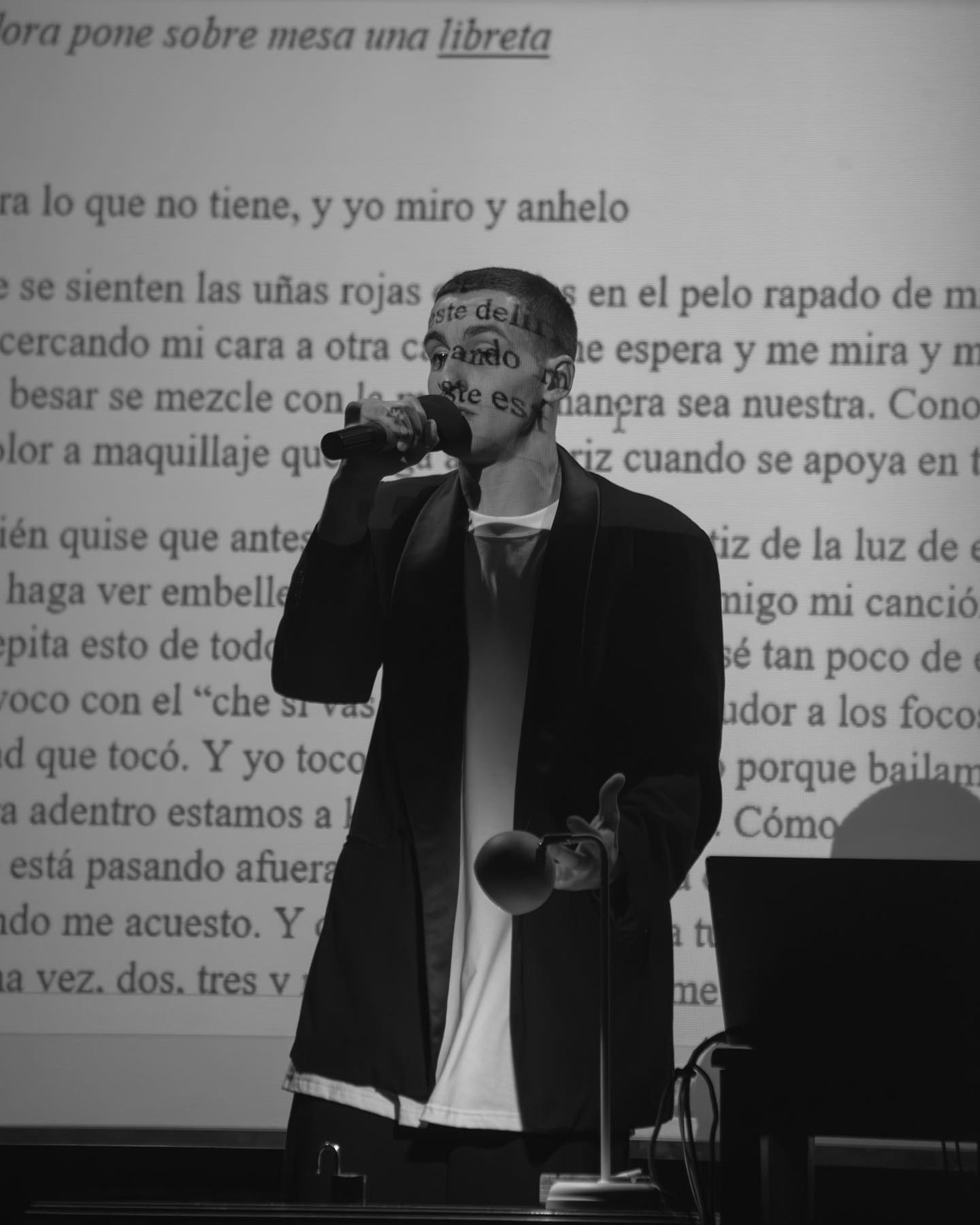 Niño Neo estrenó una obra que, a través de poesía y música, recorre los sucesos del siglo XXI